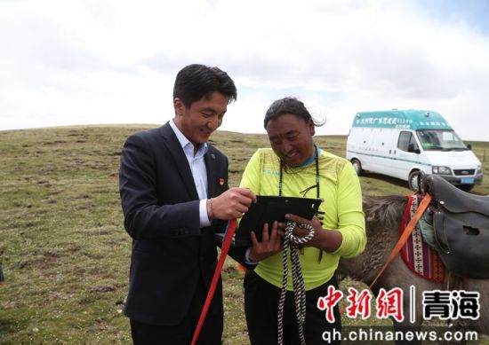 图为农行杂多县支行工作人员给客户办理农户贷款建档。 张忠苹 摄 图为农行杂多县支行工作人员给客户办理农户贷款建档。 张忠苹 摄