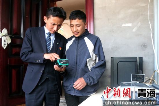 图为农行杂多县支行客户经理给惠农服务点业务人员现场指导业务操作。 张忠苹 摄 图为农行杂多县支行客户经理给惠农服务点业务人员现场指导业务操作。 张忠苹 摄