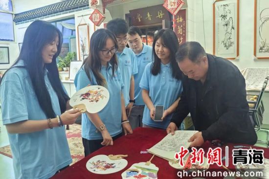 图为实践团探访大通县农民画传承人。河海大学信息科学与工程学院供图 图为实践团探访大通县农民画传承人。河海大学信息科学与工程学院供图