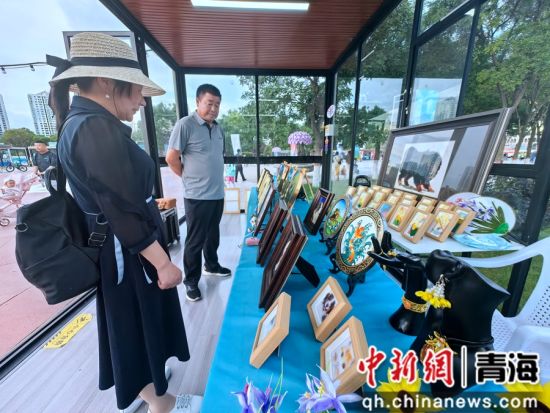 图为活动现场游客参观特色展示区。李隽 摄