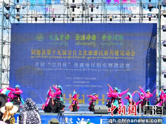 图为锅庄舞邀请赛现场。陈宗淇 摄 图为锅庄舞邀请赛现场。陈宗淇 摄