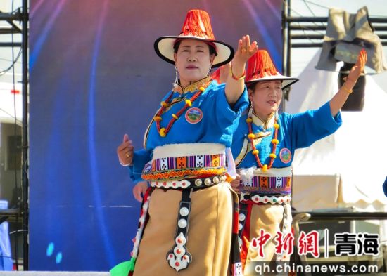 图为锅庄舞邀请赛现场。陈宗淇 摄 图为锅庄舞邀请赛现场。陈宗淇 摄