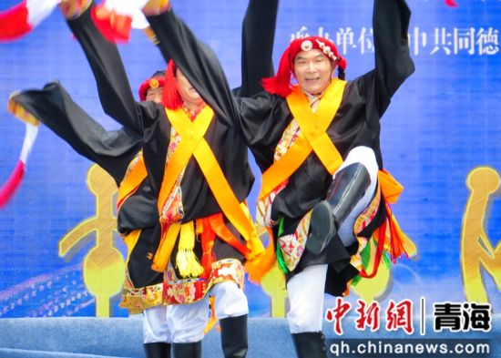 图为锅庄舞邀请赛现场。陈宗淇 摄 图为锅庄舞邀请赛现场。陈宗淇 摄