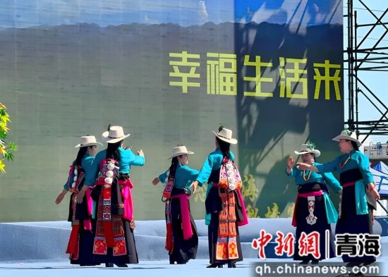 图为锅庄舞邀请赛现场。陈宗淇 摄 图为锅庄舞邀请赛现场。陈宗淇 摄