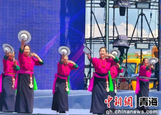 图为锅庄舞邀请赛现场。陈宗淇 摄 图为锅庄舞邀请赛现场。陈宗淇 摄