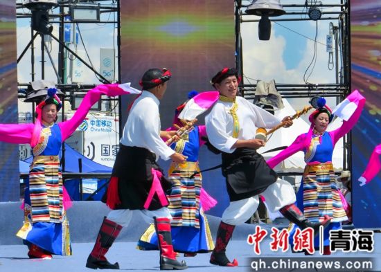 图为锅庄舞邀请赛现场。陈宗淇 摄 图为锅庄舞邀请赛现场。陈宗淇 摄