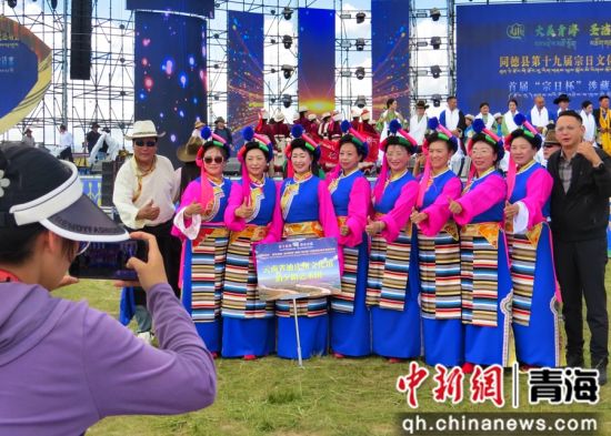 图为云南省迪庆藏族自治州文化馆俏夕阳艺术团在赛后合影留念。陈宗淇 摄 图为云南省迪庆藏族自治州文化馆俏夕阳艺术团在赛后合影留念。陈宗淇 摄