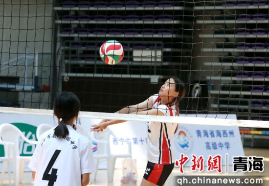 图为运动员在比赛中。 张忠苹 摄