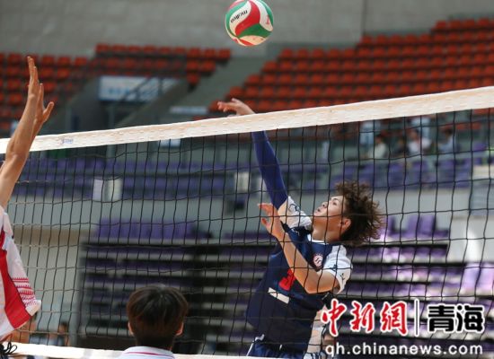 图为大通朔山中学代表队(蓝衣)运动员在比赛中。 张忠苹 摄