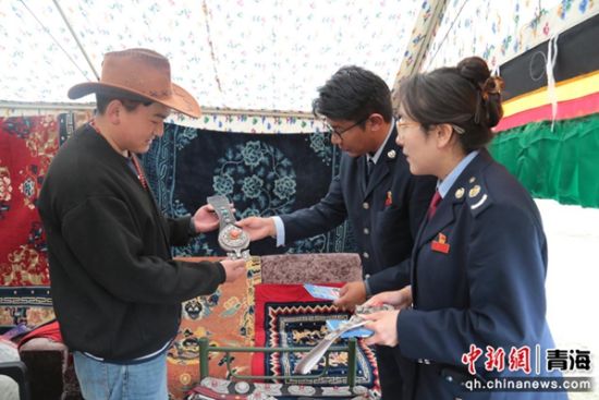 图为税务干部为本土个体工商户讲解相关税费优惠政策。 闹文求占摄 图为税务干部为本土个体工商户讲解相关税费优惠政策。 闹文求占摄