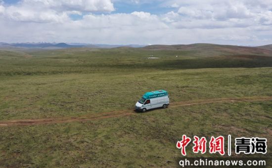 图为农行杂多县支行流动金融服务车行驶在查旦乡的山路上。 张忠苹 摄 图为农行杂多县支行流动金融服务车行驶在查旦乡的山路上。 张忠苹 摄