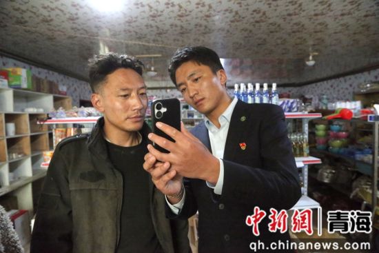 图为农行杂多县支行工作人员在查旦乡上门办理商户的收款码业务。 张忠苹 摄 图为农行杂多县支行工作人员在查旦乡上门办理商户的收款码业务。 张忠苹 摄