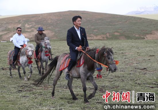 图为农行杂多县支行工作人员骑马前往边远牧民家中办理金融业务。 张忠苹 摄 图为农行杂多县支行工作人员骑马前往边远牧民家中办理金融业务。 张忠苹 摄