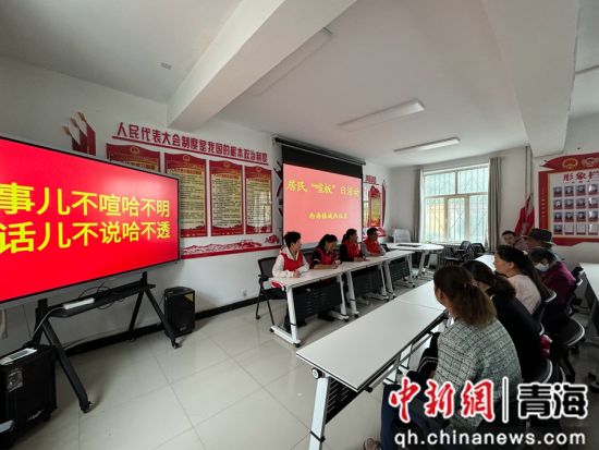 图为城西社区“喧板日”活动现场。潘雨洁 摄 图为城西社区“喧板日”活动现场。潘雨洁 摄