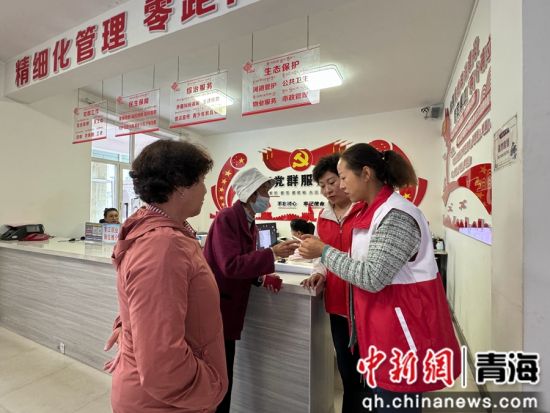 图为城西社区服务窗口前,居民前来咨询事项。潘雨洁 摄 图为城西社区服务窗口前,居民前来咨询事项。潘雨洁 摄