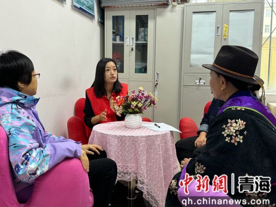 图为城西社区党支部书记兼居委会主任邢爱琼(中)与居民交流。潘雨洁 摄 图为城西社区党支部书记兼居委会主任邢爱琼(中)与居民交流。潘雨洁 摄