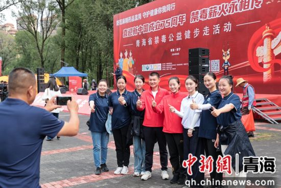 图为完赛选手合影留念。薛蒂 摄 图为完赛选手合影留念。薛蒂 摄