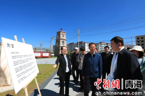 图为“预防包虫病 健康万里行” 活动现场。仁增桑俄摄 图片