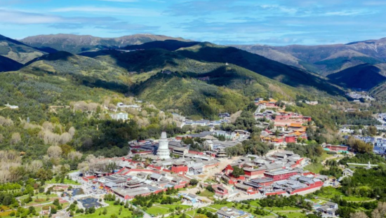 五台山显通寺全景。