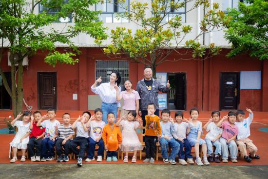 张雨绮、姜超与贵州凤冈土溪镇官坝幼儿园师生合影。