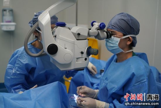 图为手术现场。西宁市第一人民医院供图