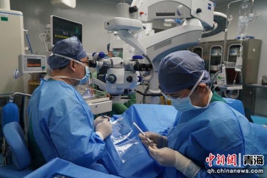 图为手术现场。西宁市第一人民医院供图