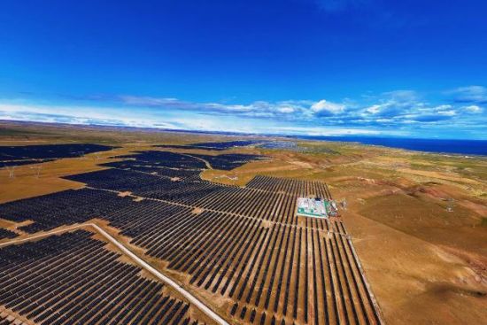 扎苏合项目与青海湖鸟瞰图。