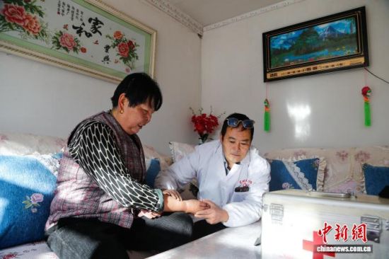 资料图为青海省西宁市湟源县东峡乡下脖项村，“家庭医生”上门为村民服务。马铭言 摄