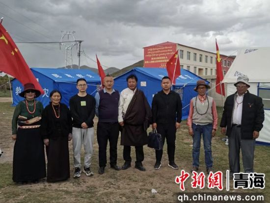 图为索南扎西(左起第四)与同事在2021年玛多地震后了解情况。中国建设银行果洛支行 供图 图为索南扎西(左起第四)与同事在2021年玛多地震后了解情况。中国建设银行果洛支行 供图