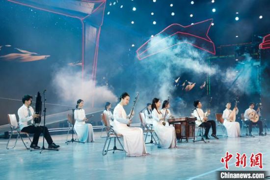 图为演出现场。 张萍 摄 图为演出现场。 张萍 摄