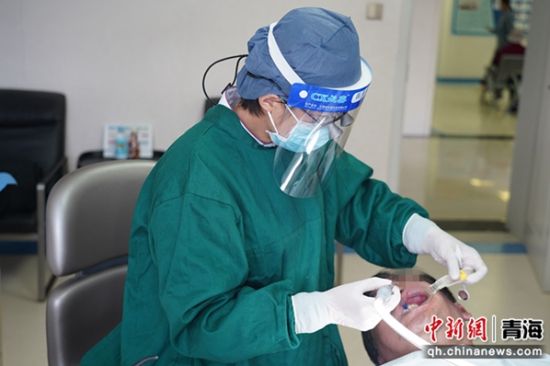 图为西宁市第一人民医院口腔内科开展全流程数字化纤维桩核修复治疗。西宁市第一人民医院供图 图为西宁市第一人民医院口腔内科开展全流程数字化纤维桩核修复治疗。西宁市第一人民医院供图