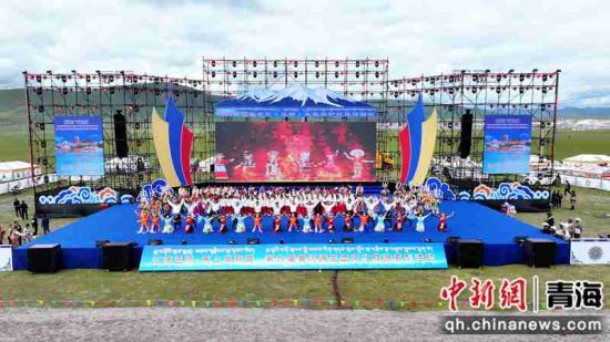 图为开幕式现场。曲麻莱县委宣传部供图