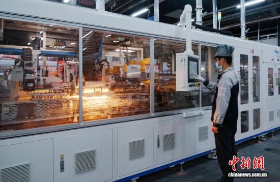 图为工人在西宁市南川工业园区的光伏组件车间操作控制面板。(资料图)马铭言 摄