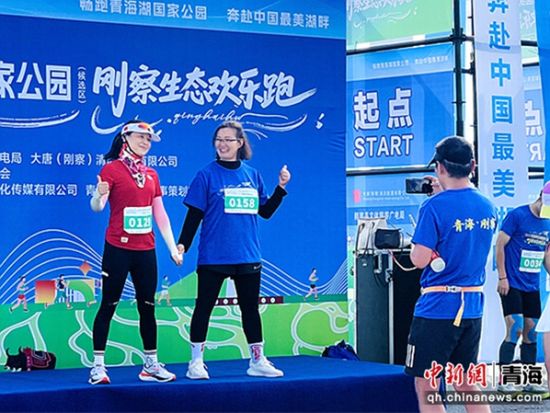 图为跑者在主题墙前留影。刚察县委宣传部供图