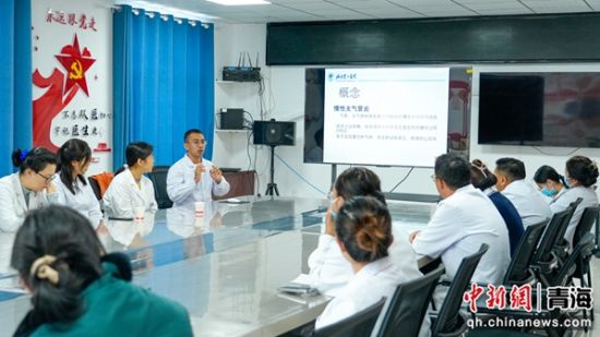 图为北京电力医院专家在玛多县人民医院辅导培训医务人员。朱毅然摄 图为北京电力医院专家在玛多县人民医院辅导培训医务人员。朱毅然摄