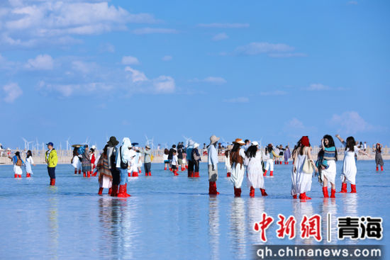 图为茶卡盐湖景区游人如织。王生荣 摄