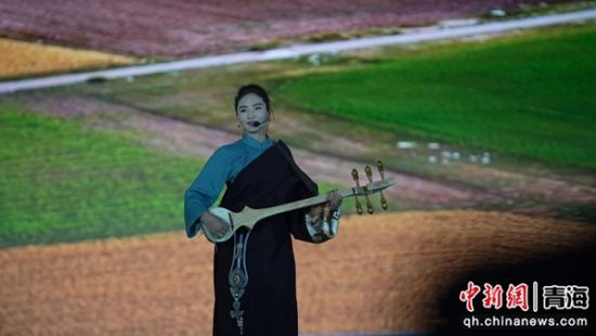 图为扎念弹唱会现场。共和融媒供图 图为扎念弹唱会现场。共和融媒供图