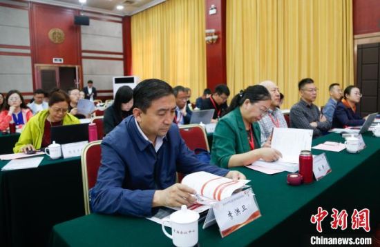 图为与会嘉宾参加铸牢中华民族共同体意识论坛。马铭言 摄 图为与会嘉宾参加铸牢中华民族共同体意识论坛。马铭言 摄
