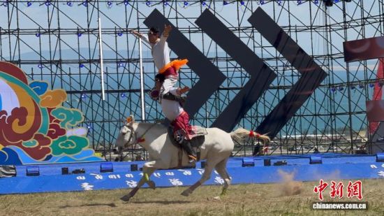 图为开幕式上的马术表演。