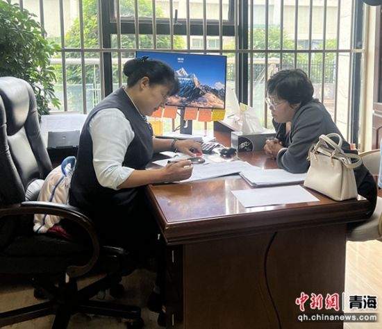 图为建行员工帮助客户联系平台退款。 建行青海省分行供图