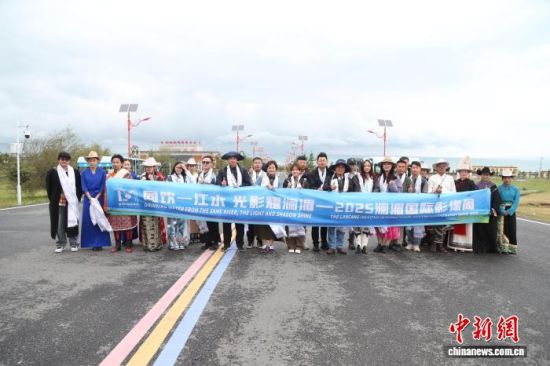 图为2025澜湄国际影像周部分歌手和外宾合影。张忠苹 摄