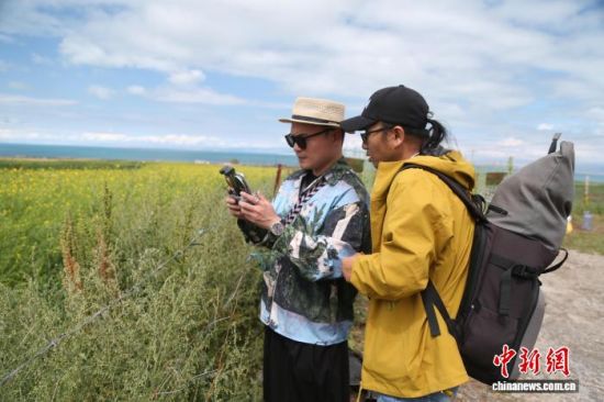 图为活动嘉宾正在采风拍摄。张忠苹 摄