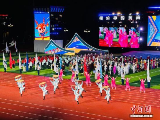 图为运动会各代表团入场。孙睿 摄 图为运动会各代表团入场。孙睿 摄