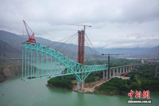8月22日3时许，川青铁路青海段尖扎黄河特大桥发生施工绳索断裂事故。图为尖扎黄河特大桥。(无人机照片)张忠苹 摄