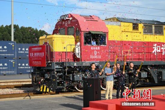 2024年10月14日，首趟满载老挝进口香蕉的中老铁路“京滇•澜湄线”国际货运列车从云南省昆明市王家营西站驶出，标志着中老铁路国际冷链班列暨“京滇•澜湄线”国际货运列车正式开行。中新社记者 李嘉娴 摄