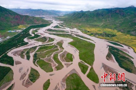 2023年8月22日，航拍青海省玉树藏族自治州囊谦县境内的扎曲河网状水系。扎曲河是澜沧江上游主要干流之一，纵横交错的河水在群山中蜿蜒流淌，形成独特的高原河流景观。中新社记者 马铭言 摄