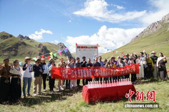 2024年8月19日，2024澜湄国际影像周杂多赠水活动在青海省玉树藏族自治州杂多县举行，澜湄六国嘉宾在此获赠源头之水并合影留念。中新社记者 马铭言 摄