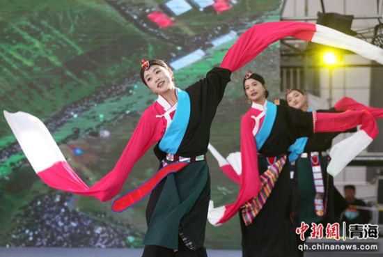图为阿尼玛卿生态体育文化节文艺表演。 张忠苹 摄 图为阿尼玛卿生态体育文化节文艺表演。 张忠苹 摄