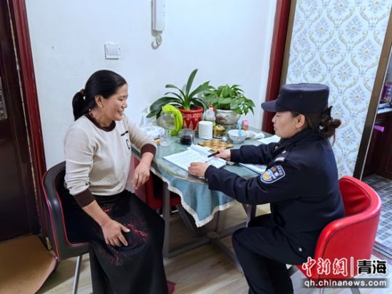 图为民警入户开展走访。兴海县委宣传部供图 图为民警入户开展走访。兴海县委宣传部供图