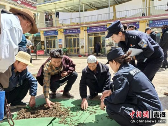 图为民警深入市场了解情况。兴海县委宣传部供图 图为民警深入市场了解情况。兴海县委宣传部供图